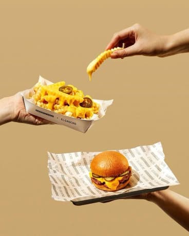 Batata frita e hambúrguer em embalagens personalizadas