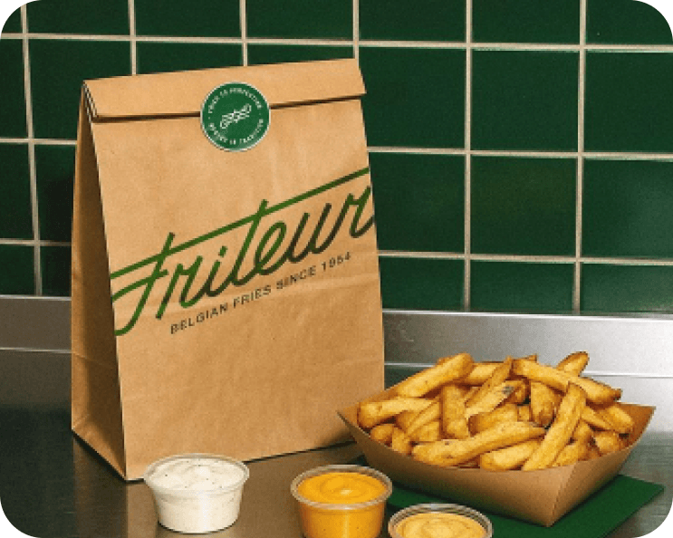 Sacola Friteur e batatas fritas sobre o balcão